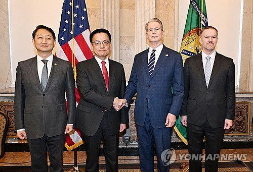 주요 20개국(G20) 재무장관회의 및 국제통화금융위원회(IMFC)'에 참석차 미국 워싱턴D.C를 방문중인 최상목 부총리 겸 기획재정부 장관이 안덕근 산업통상자원부 장관과 함께 24일(현지시간) 미국 워싱턴 DC 재무부에서 열린 '한-미 2+2 통상협의(Trade Consultation)'에서 기념 촬영하고 있다. 왼쪽부터 안 산업부 장관, 최 부총리, 스콧 베센트 미 재무장관, 제이미슨 그리어 미국무역대표부(USTR) 대표. [기획재정부 제공=연합뉴스]